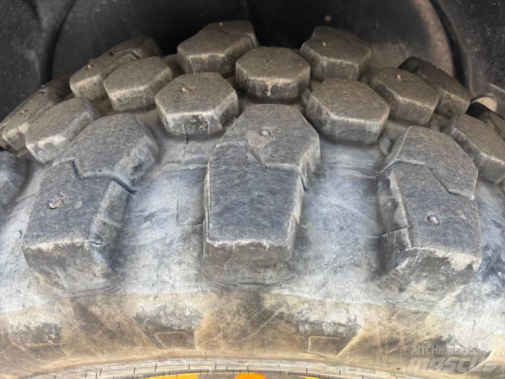 Komatsu WA 100 M-8E0 Kolesni nakladalci