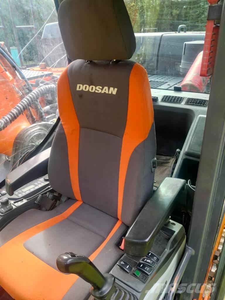 Doosan DX 300 LC Bagri goseničarji