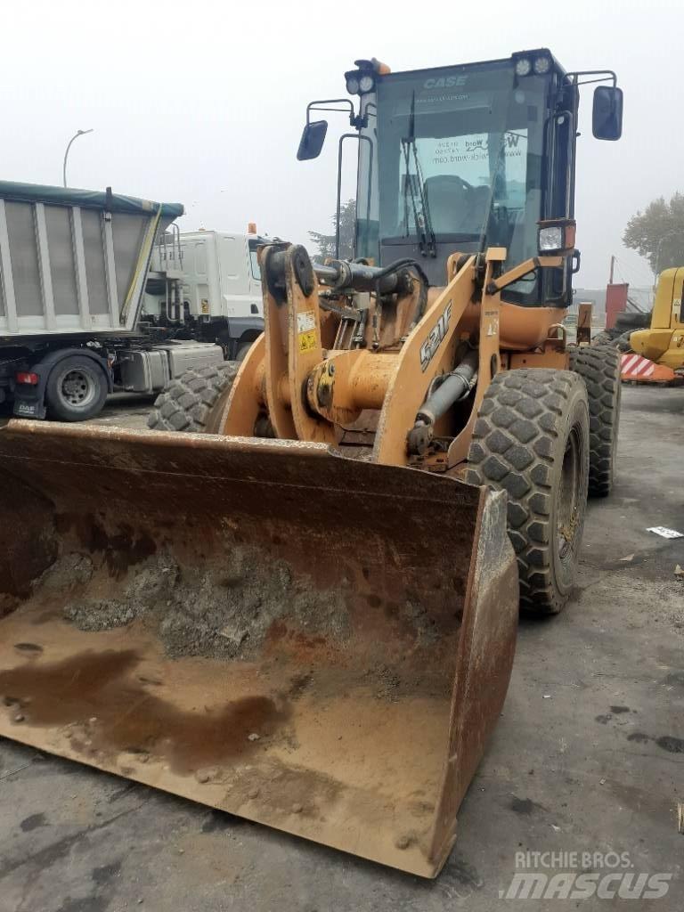 CASE 521 F Kolesni nakladalci