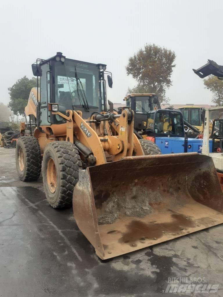 CASE 521 F Kolesni nakladalci