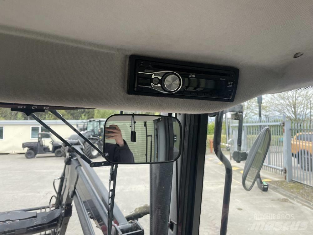Valtra A 83 Traktorji