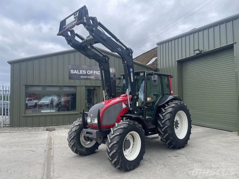 Valtra A 83 Traktorji
