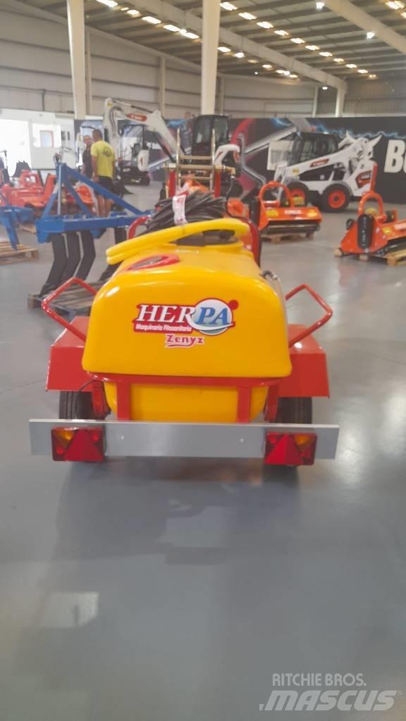  HERPA HCT04 Vlečne škropilnice