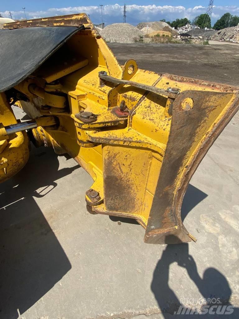 Komatsu D61PX24 Buldožerji goseničarji