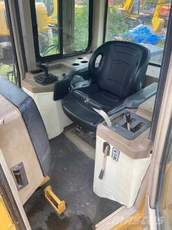 CAT D5M Buldožerji goseničarji