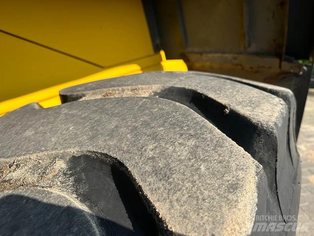 Komatsu WA270-3 Kolesni nakladalci