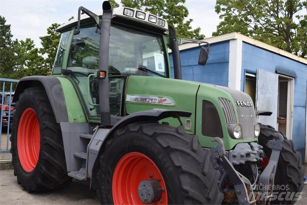 Fendt 712 Vario Traktorji