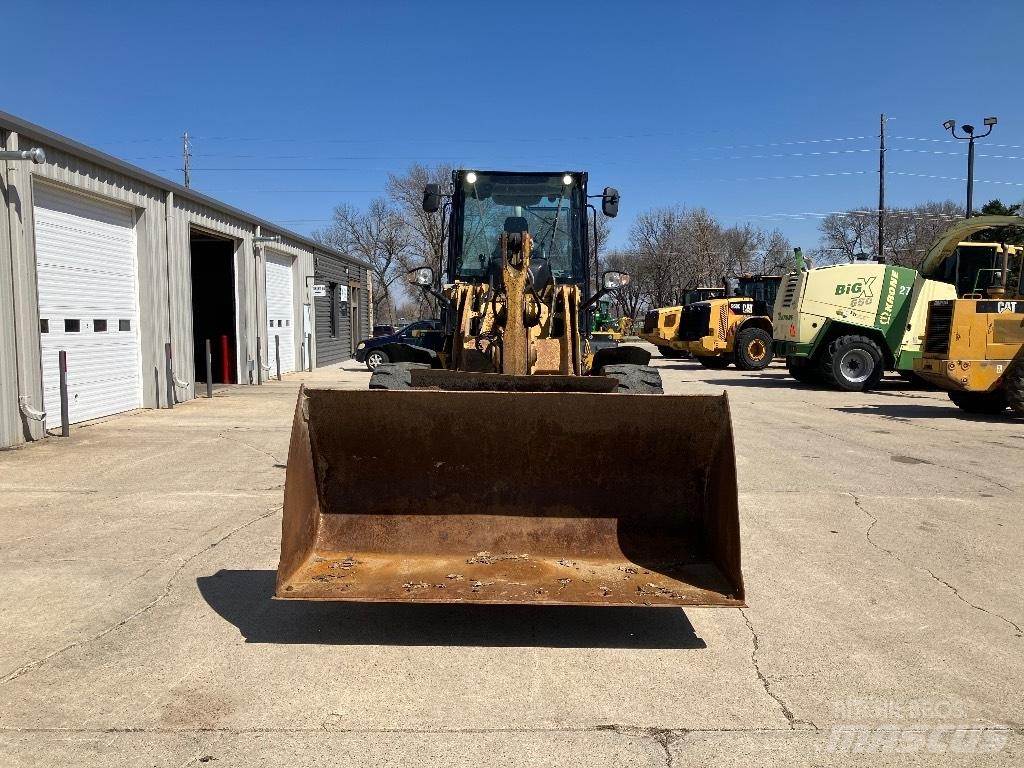 CAT 918 M Kolesni nakladalci