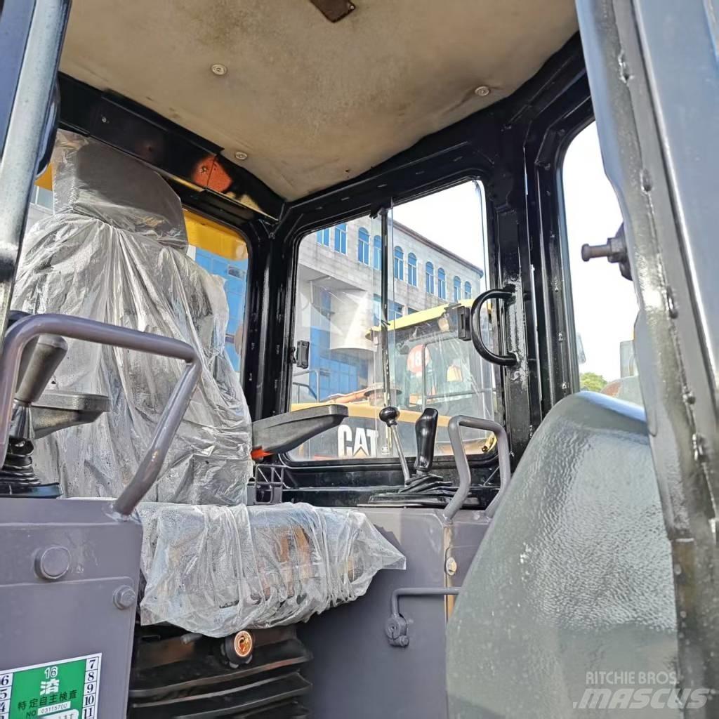 CAT D 5 K Buldožerji goseničarji