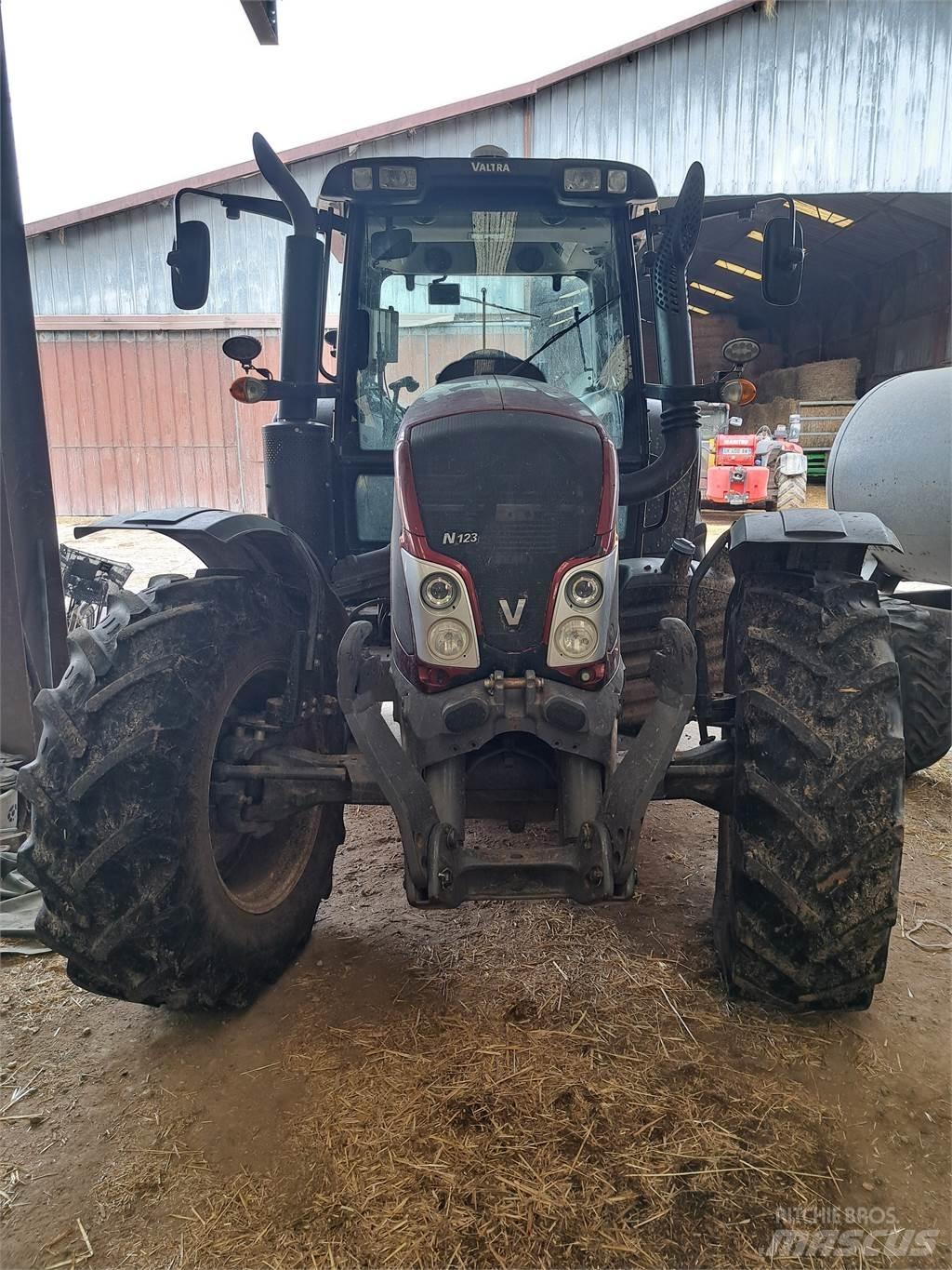 Valtra N123 Traktorji