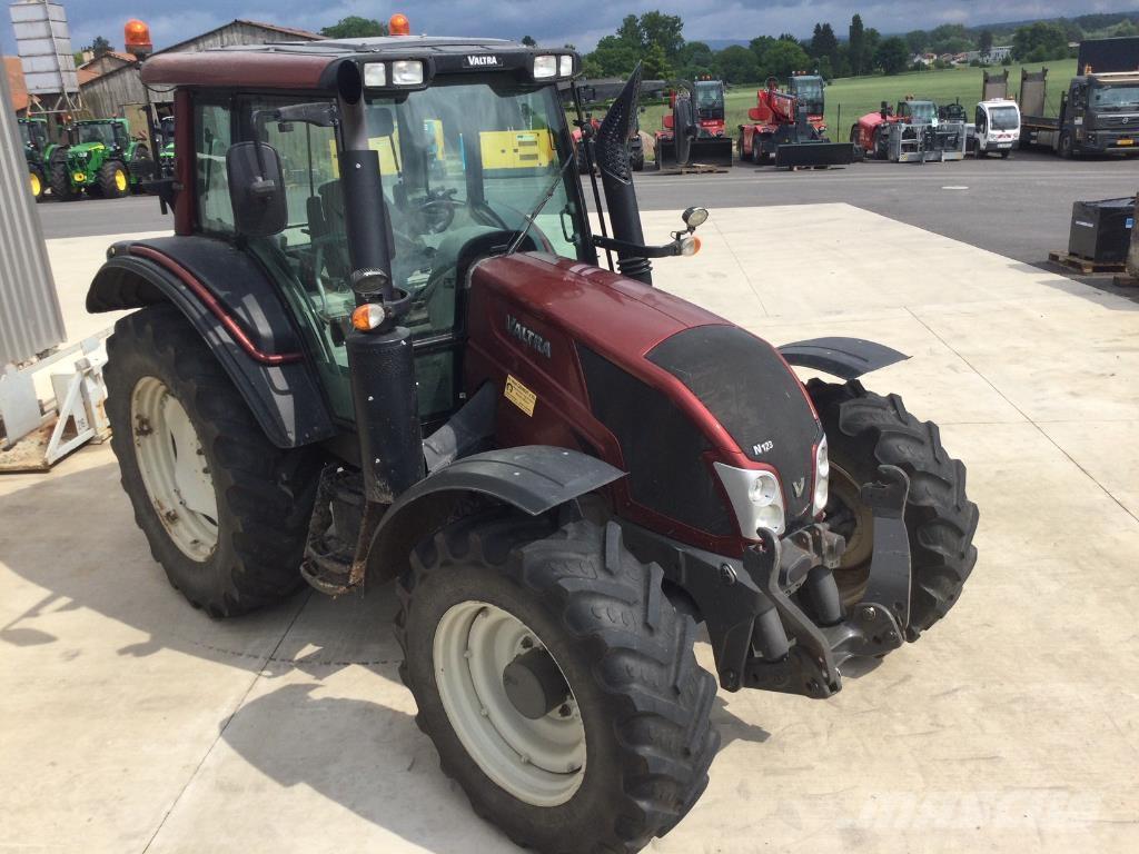 Valtra N123 Traktorji