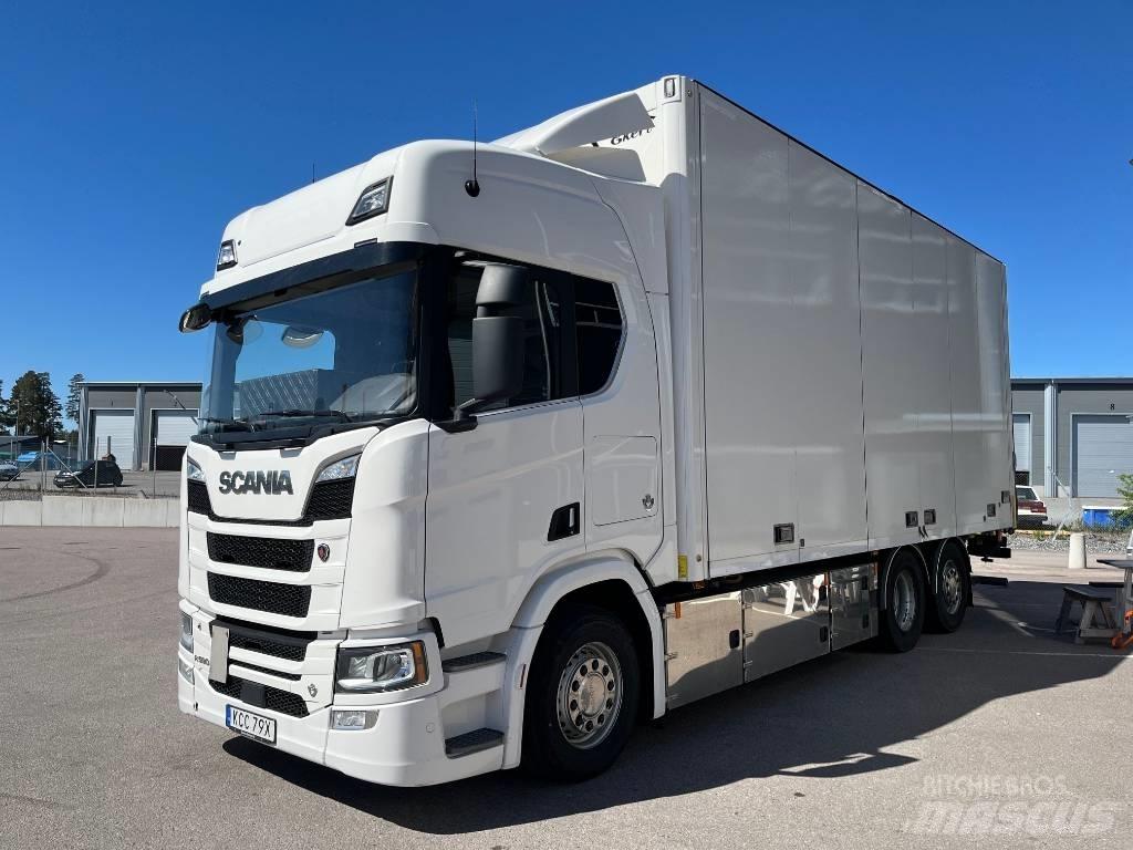 Scania R590 Tovornjaki zabojniki