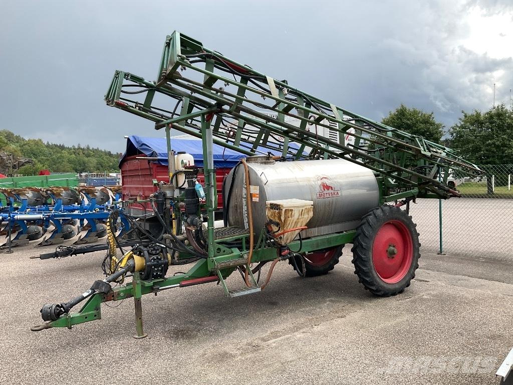Moteska 2500 Vlečne škropilnice