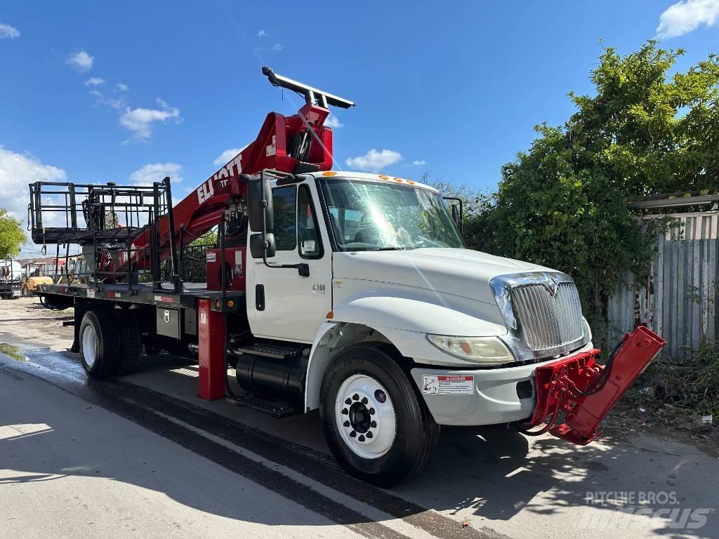 International 4300 Tovornjaki s kesonom/platojem