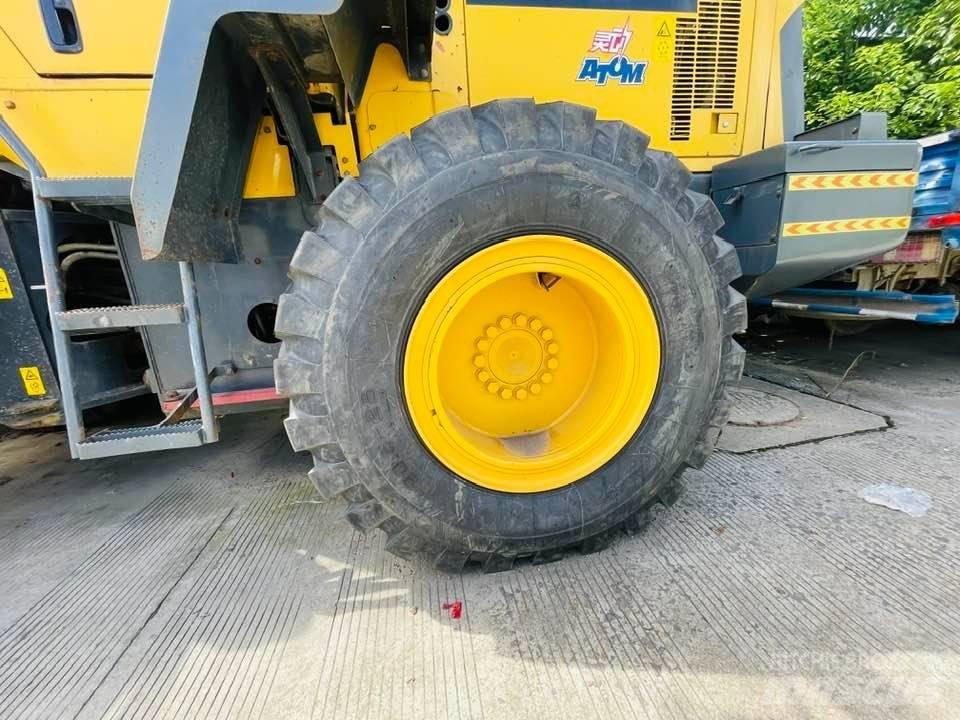 Komatsu WA380-8 Kolesni nakladalci