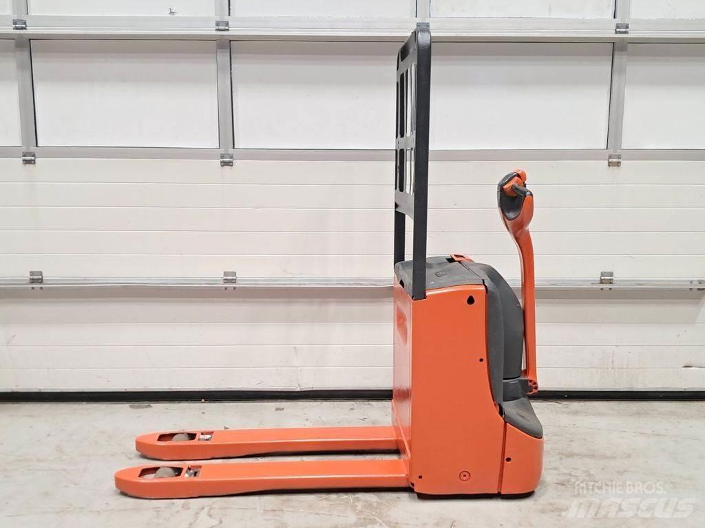 Linde T16 Električni nizko dvižni viličar