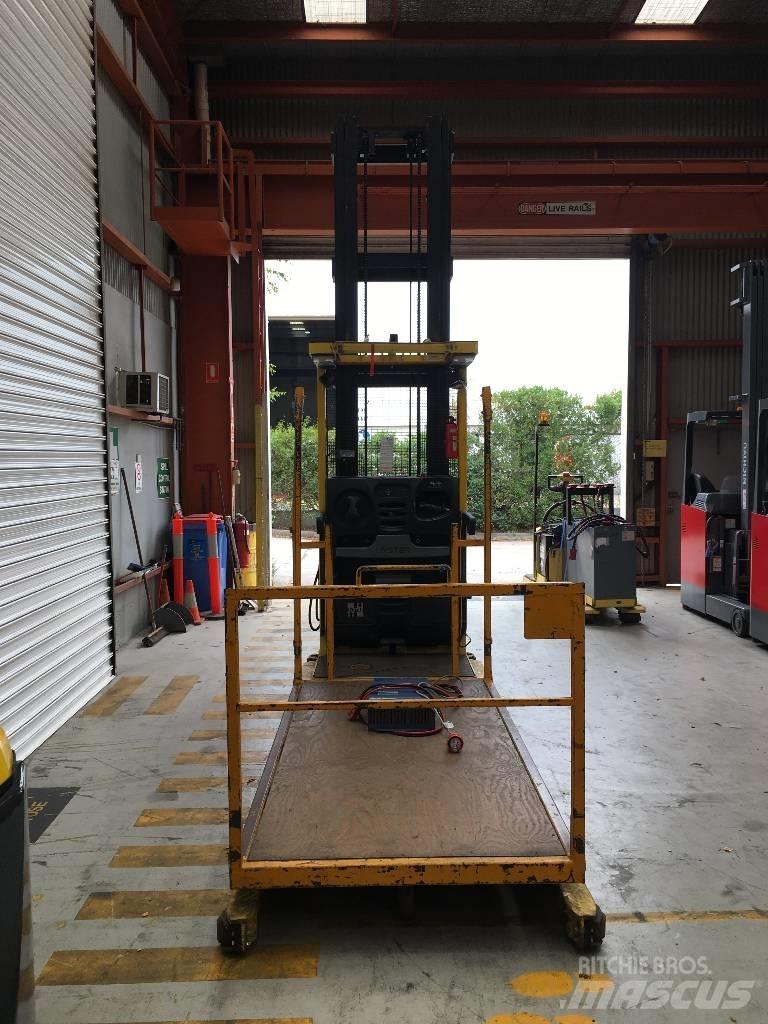 Hyster R30XMF2 Visokodvižni komisionirni viličar