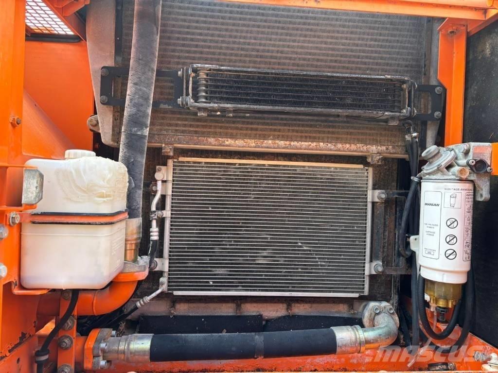 Doosan DX 300 LC Bagri goseničarji