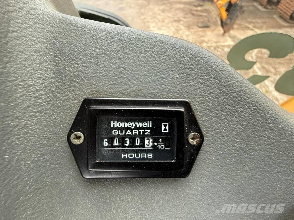 Komatsu WB 93 S-5 Rovokopači