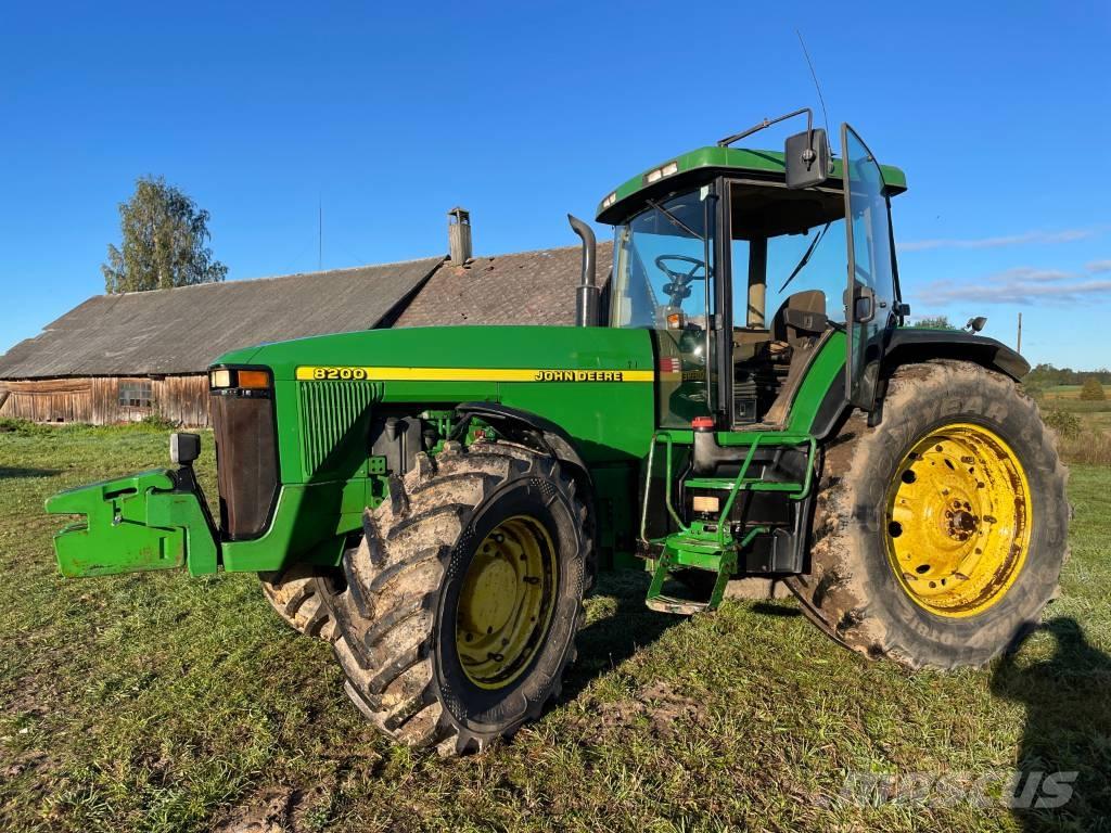 John Deere 8200 Traktorji