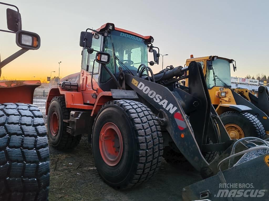 Doosan DL 220 Kolesni nakladalci