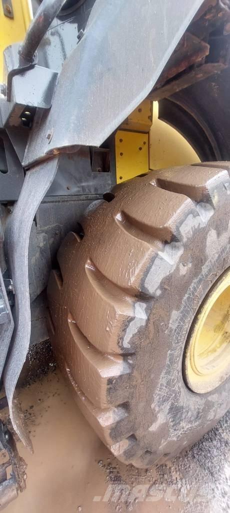 Komatsu WA470-8 Kolesni nakladalci