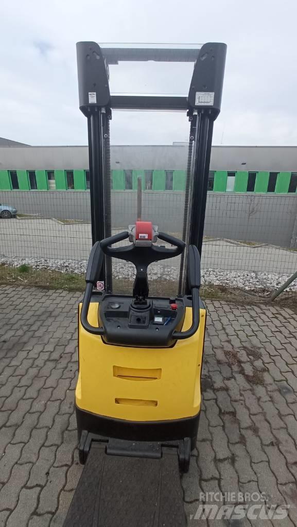 Hyster S1.4S Ročni električni viličar