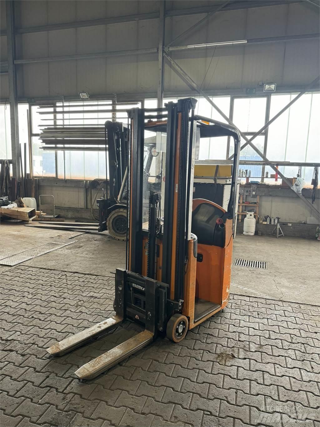 Still ESM10 Električni nizko dvižni viličar s stojiščem