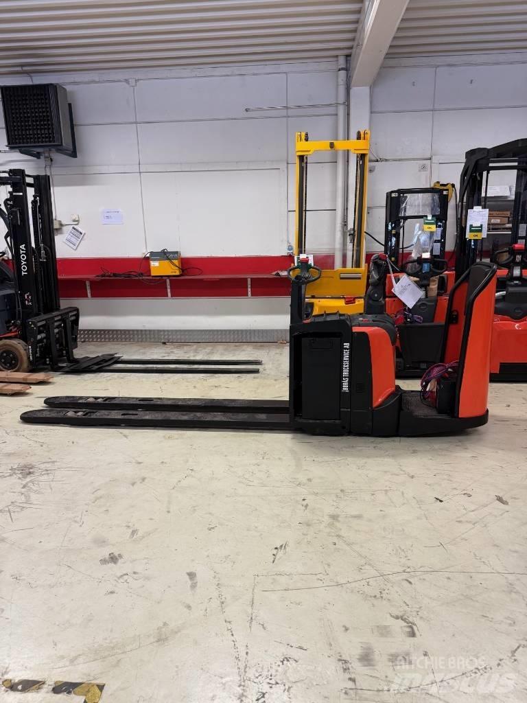 BT truck LPE 250 Samopogonski ročni viličarji