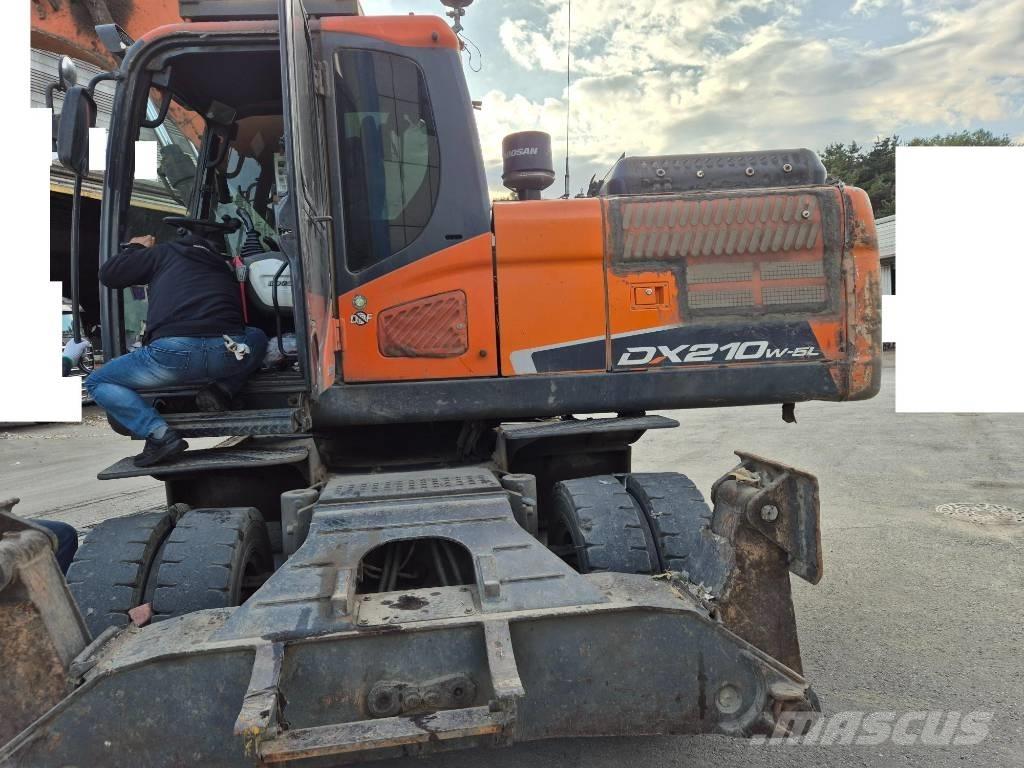 Doosan DX 210 W Bagri na kolesih