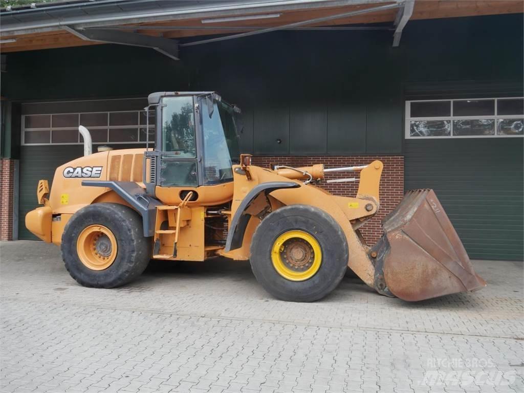 Case IH 821F Kolesni nakladalci