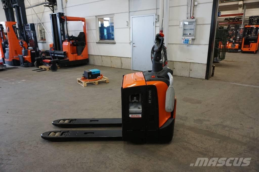 Toyota LPE220 Električni nizko dvižni viličar s stojiščem