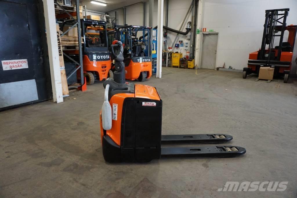 Toyota LPE220 Električni nizko dvižni viličar s stojiščem
