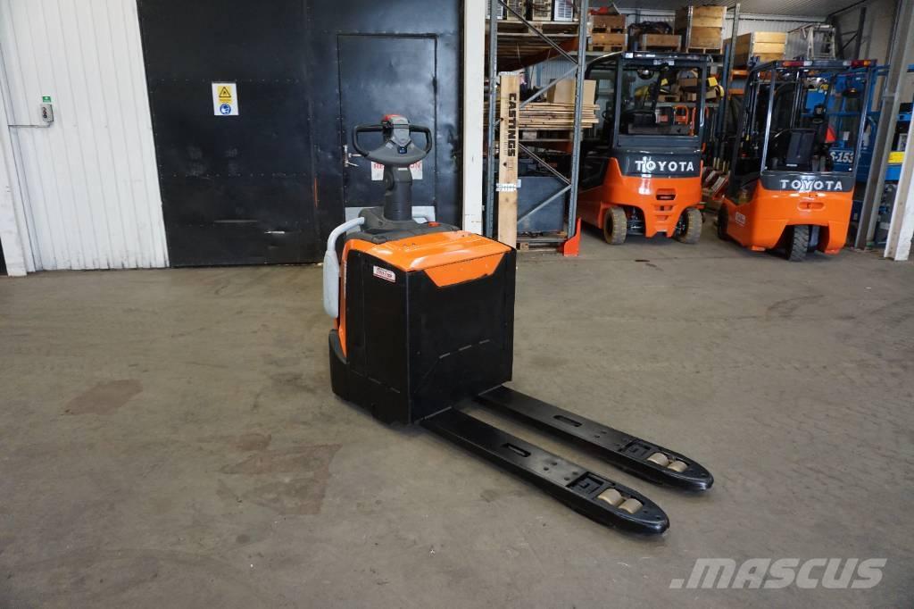 Toyota LPE220 Električni nizko dvižni viličar s stojiščem