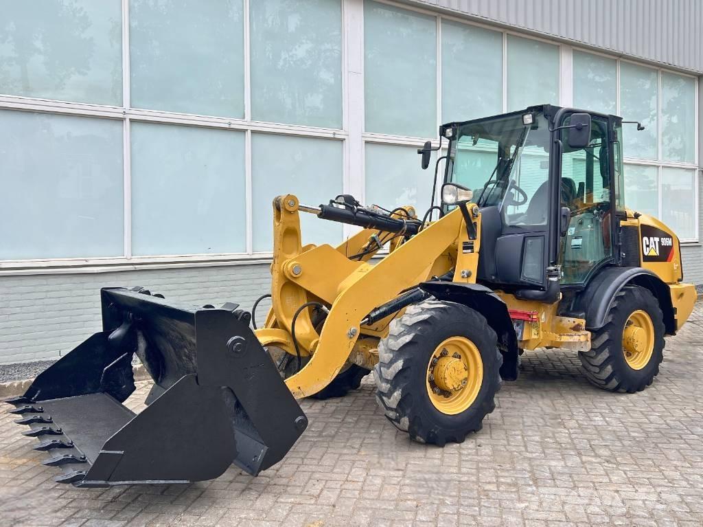 CAT 906 M    2016 Kolesni nakladalci