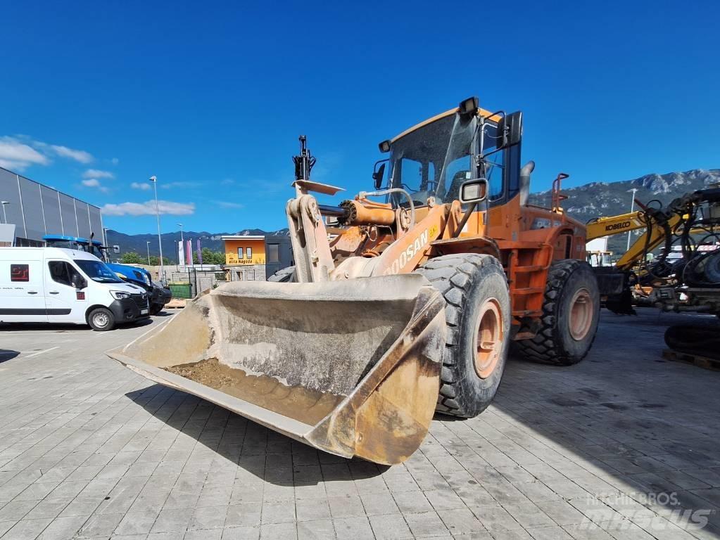Doosan DL 300 Kolesni nakladalci
