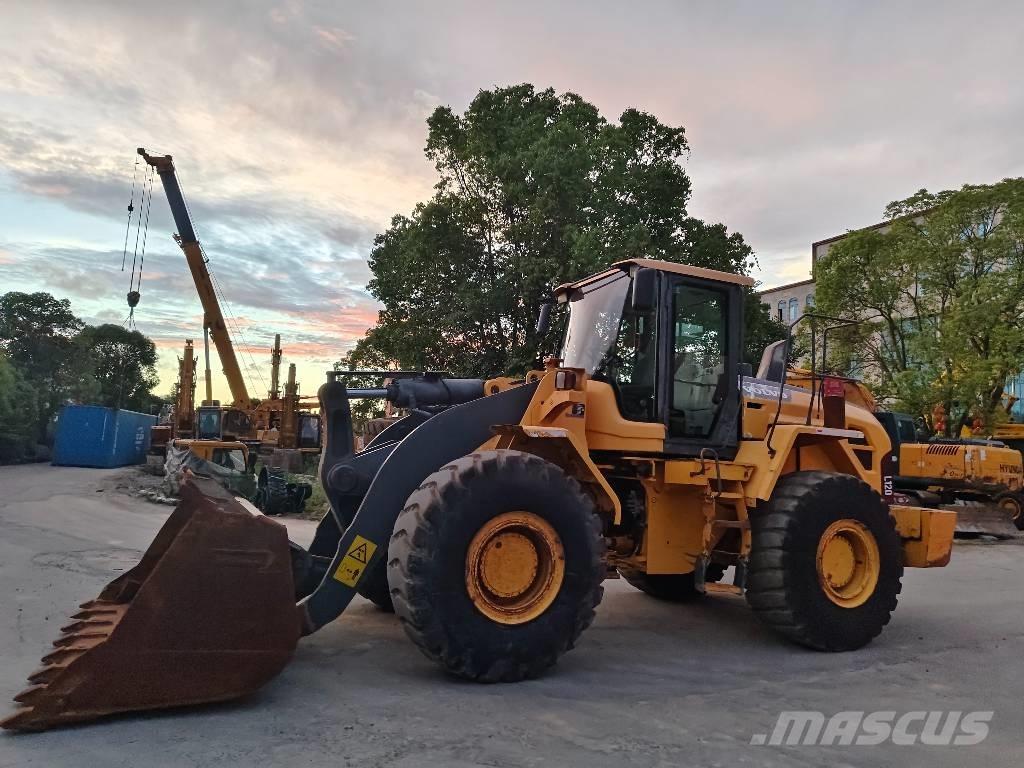Volvo L 120 Kolesni nakladalci