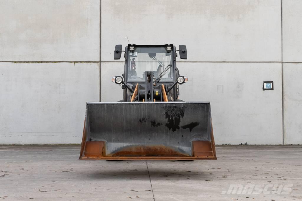 CASE 321 F Kolesni nakladalci