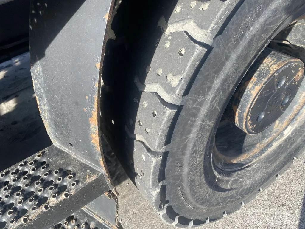 CAT M318F Bagri na kolesih
