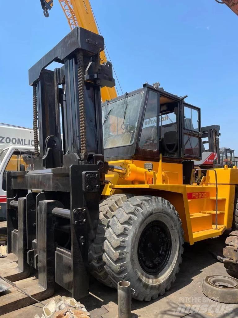 Komatsu 30 Ton Dizelski viličarji