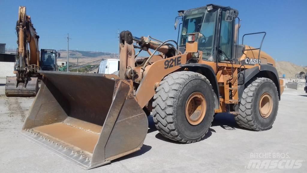 CASE 921 E Kolesni nakladalci