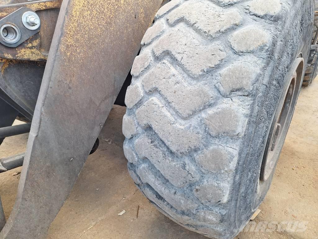CAT 980 C Kolesni nakladalci