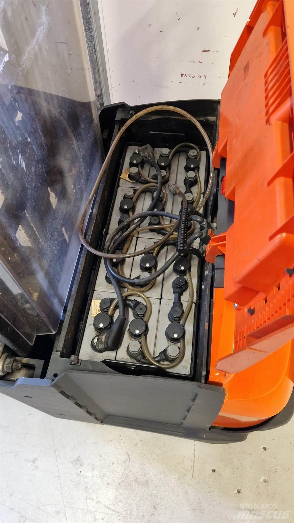 Toyota SWE140L Ročni električni viličar
