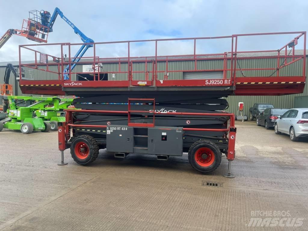SkyJack SJ 9250 RT Škarjaste dvižne ploščadi