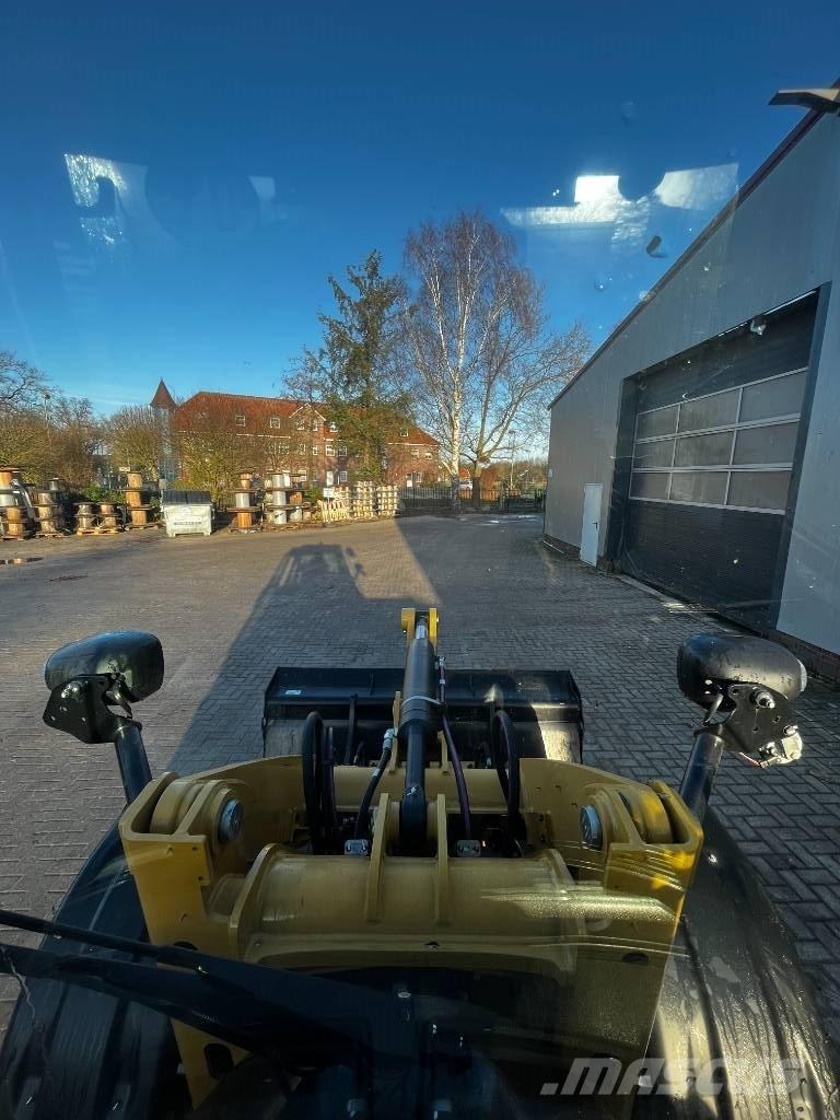 CAT 908 Kolesni nakladalci