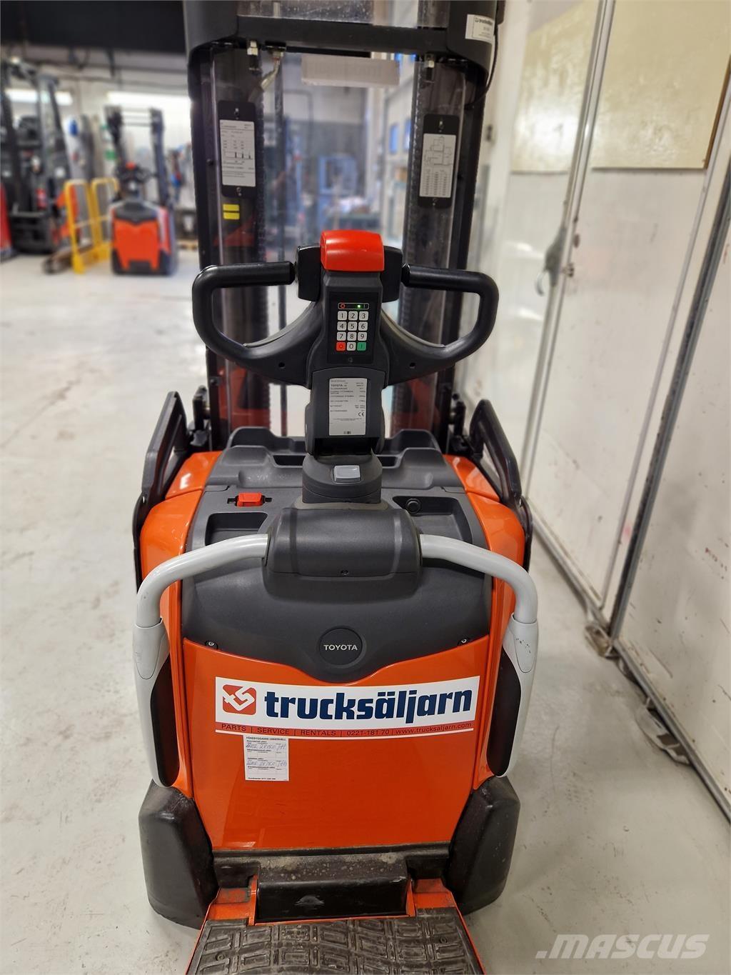 Toyota SPE120L Samopogonski ročni viličarji