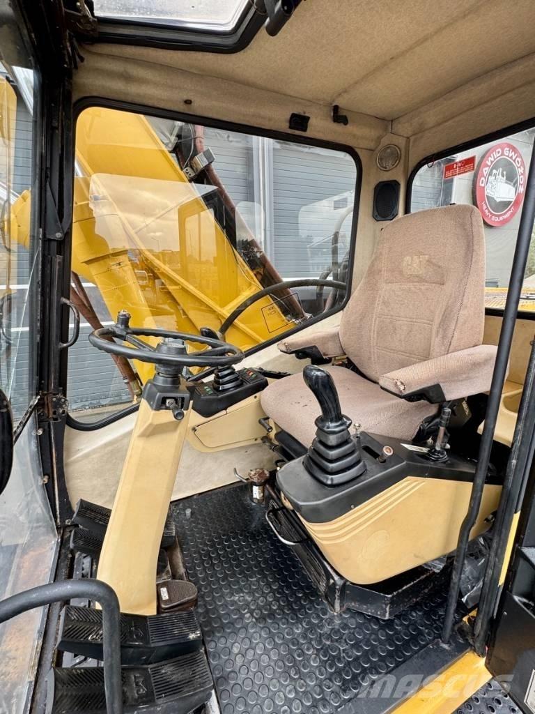 CAT M 318 Bagri na kolesih