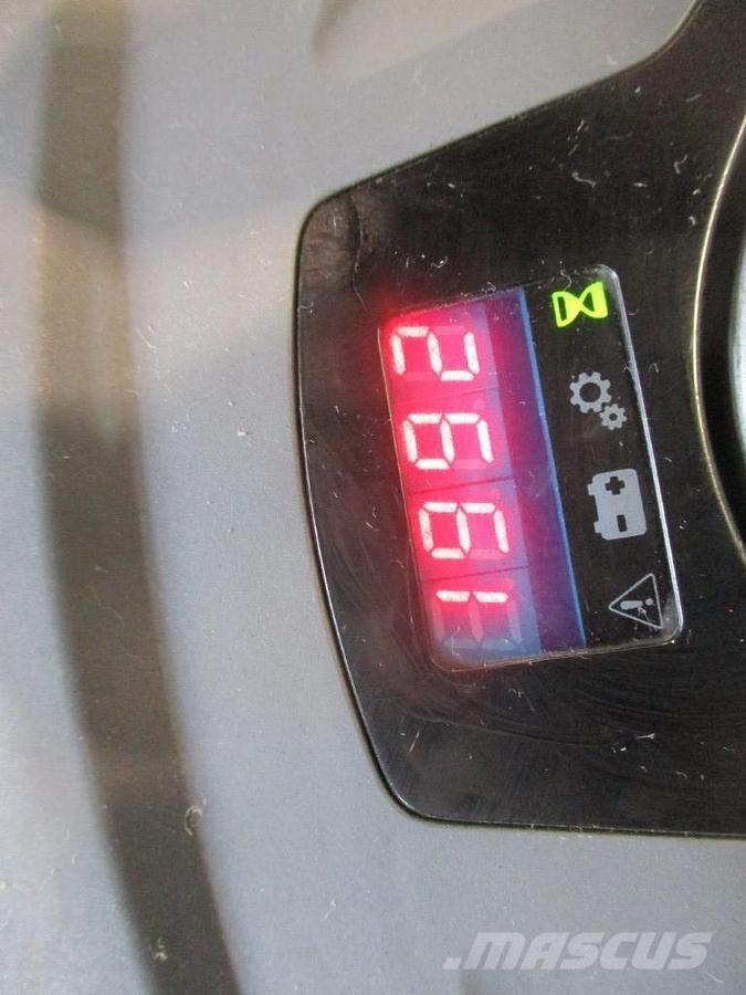 Toyota LPE200 Električni nizko dvižni viličar s stojiščem