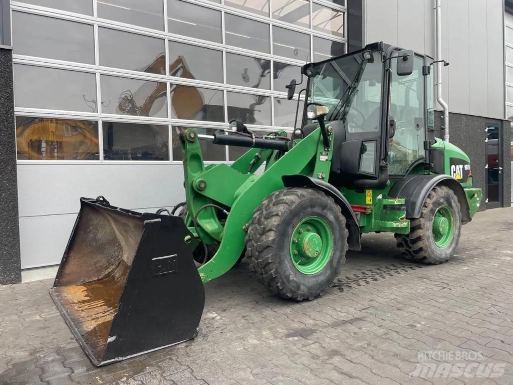 CAT 907H Kolesni nakladalci