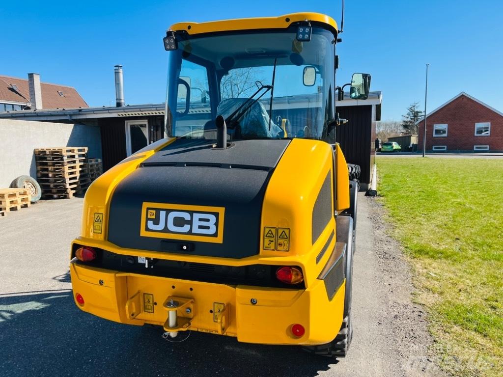JCB 407 Večnamenski nakladalci